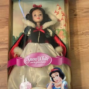 NWT 2005 Snow White porcelain doll item#2400